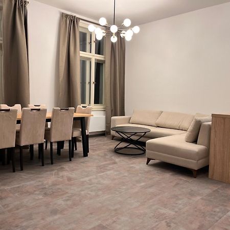 Pearl Bee Deluxe Suites Пльзень Экстерьер фото