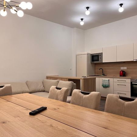 Pearl Bee Deluxe Suites Пльзень Экстерьер фото