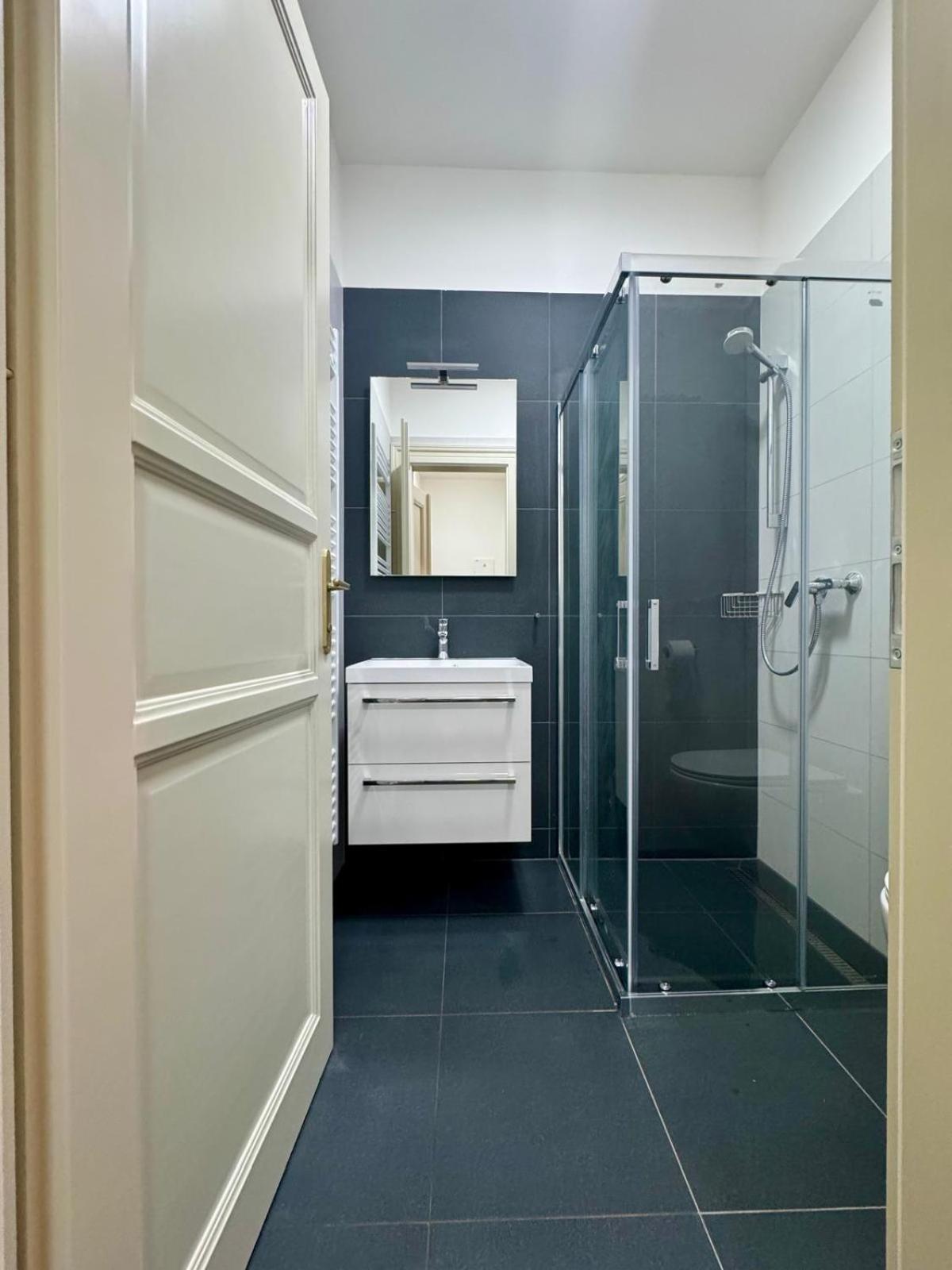 Pearl Bee Deluxe Suites Пльзень Экстерьер фото