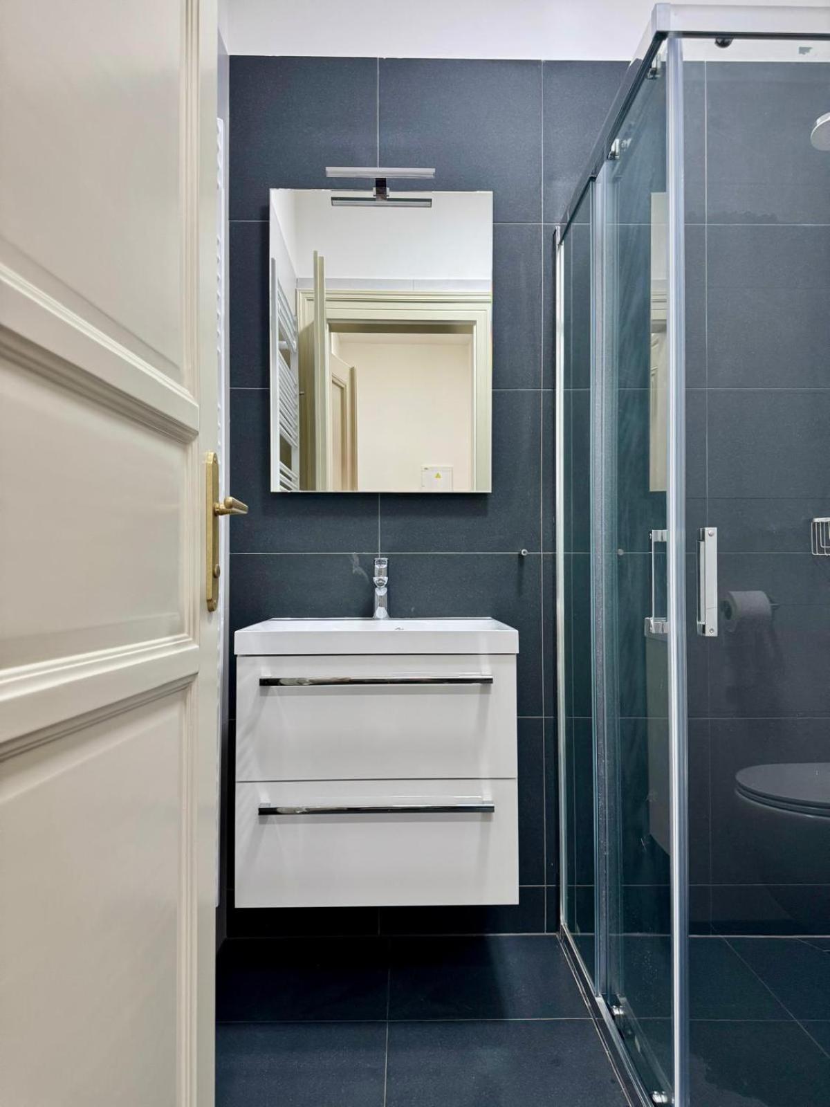 Pearl Bee Deluxe Suites Пльзень Экстерьер фото
