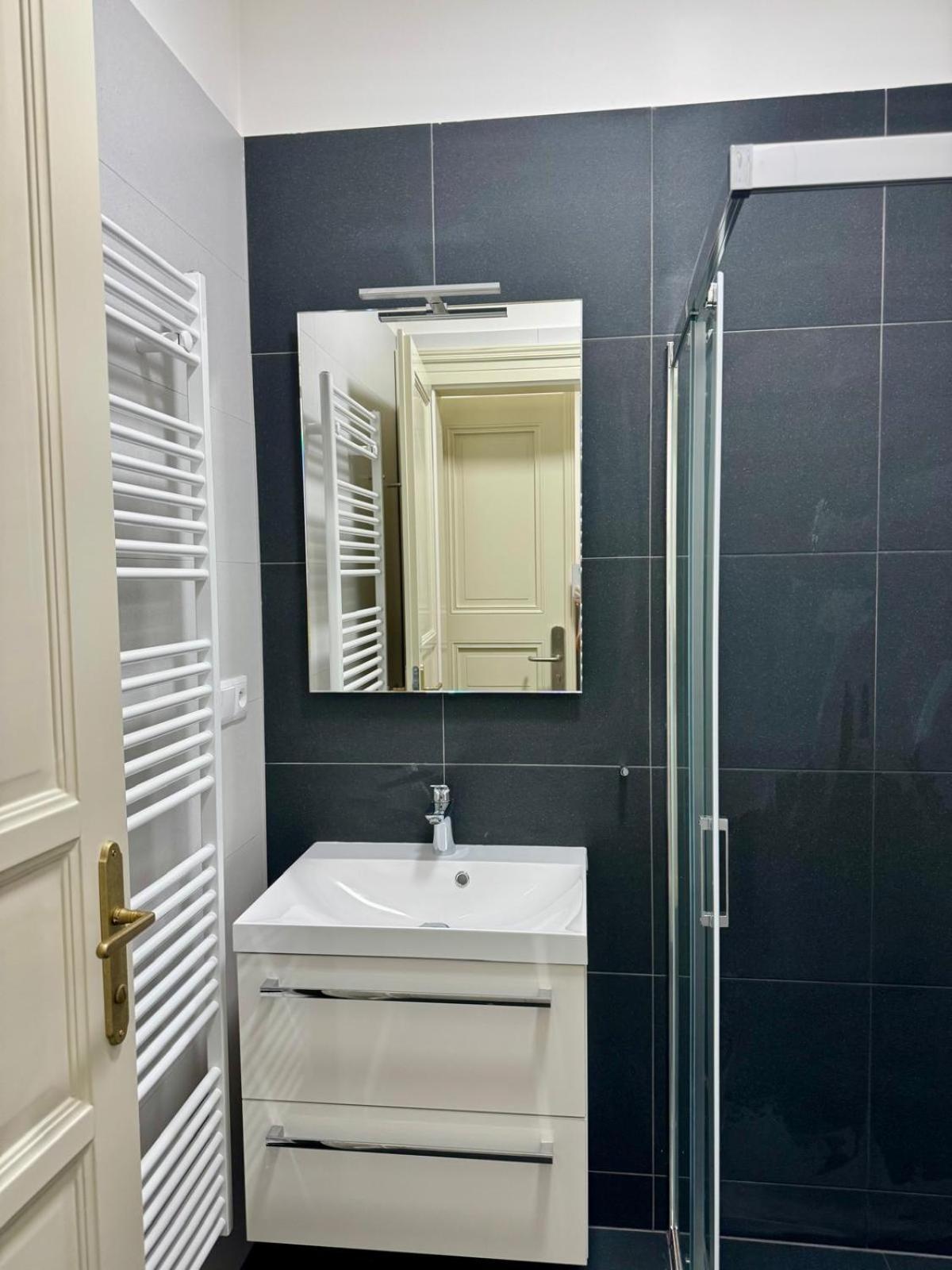 Pearl Bee Deluxe Suites Пльзень Экстерьер фото