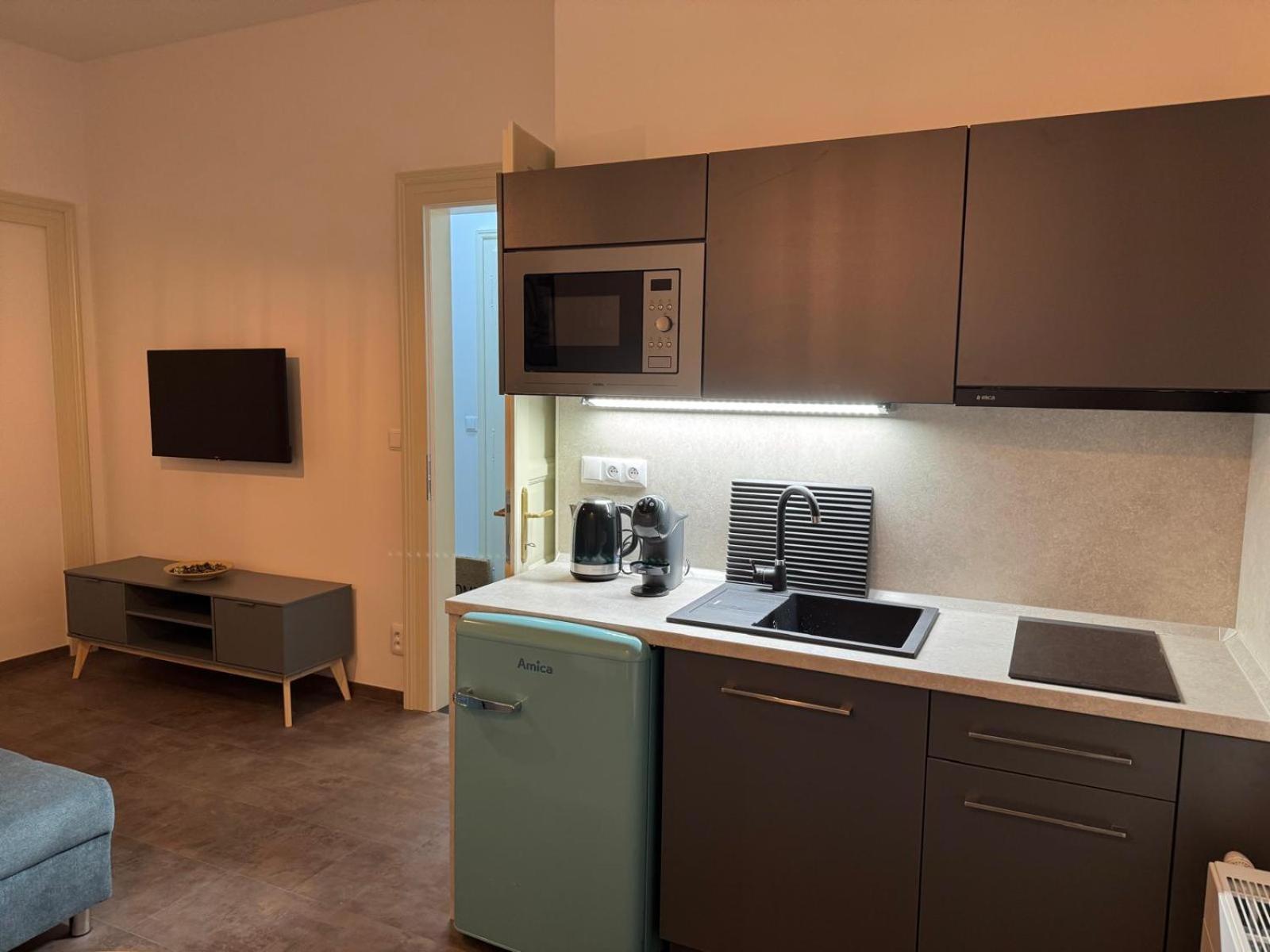 Pearl Bee Deluxe Suites Пльзень Экстерьер фото