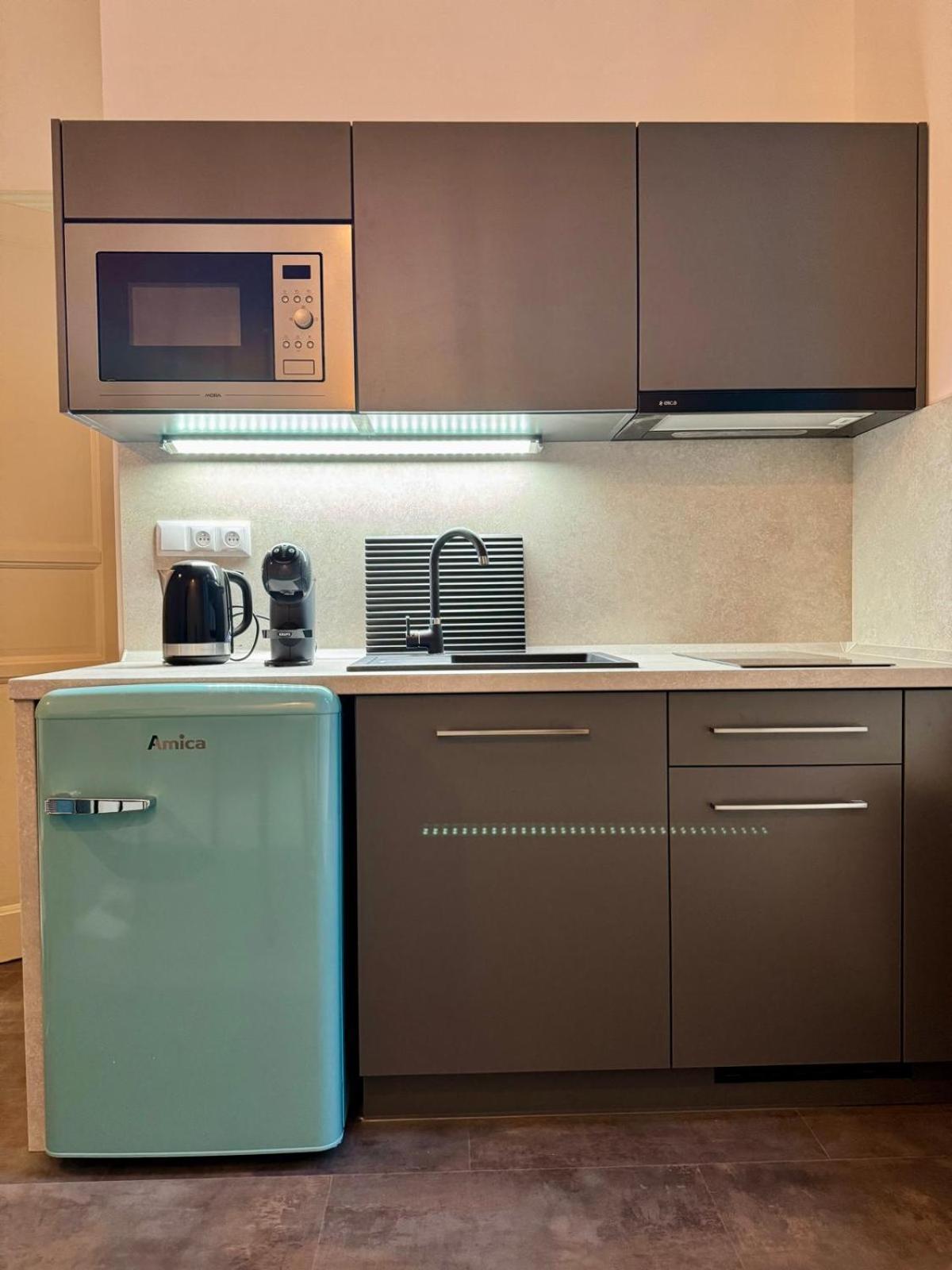 Pearl Bee Deluxe Suites Пльзень Экстерьер фото