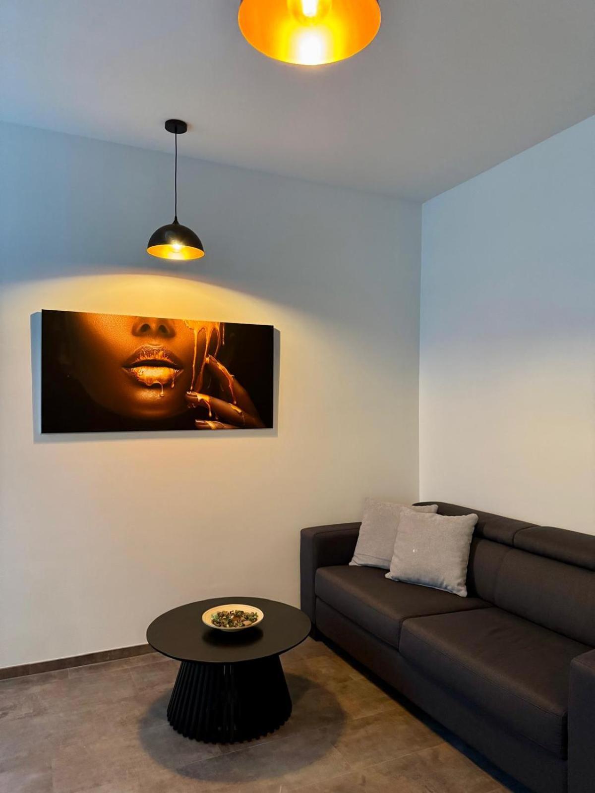Pearl Bee Deluxe Suites Пльзень Экстерьер фото