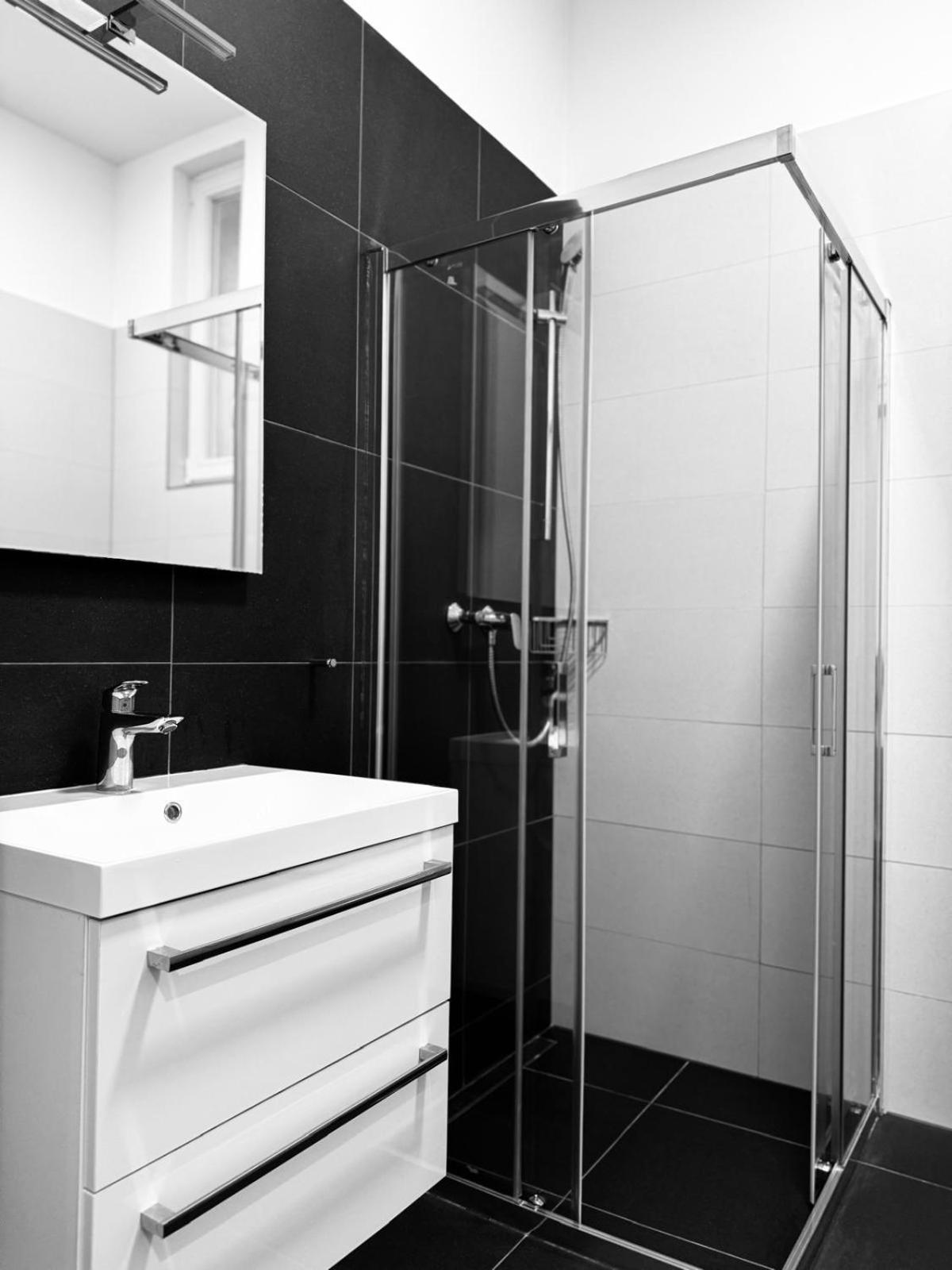 Pearl Bee Deluxe Suites Пльзень Экстерьер фото