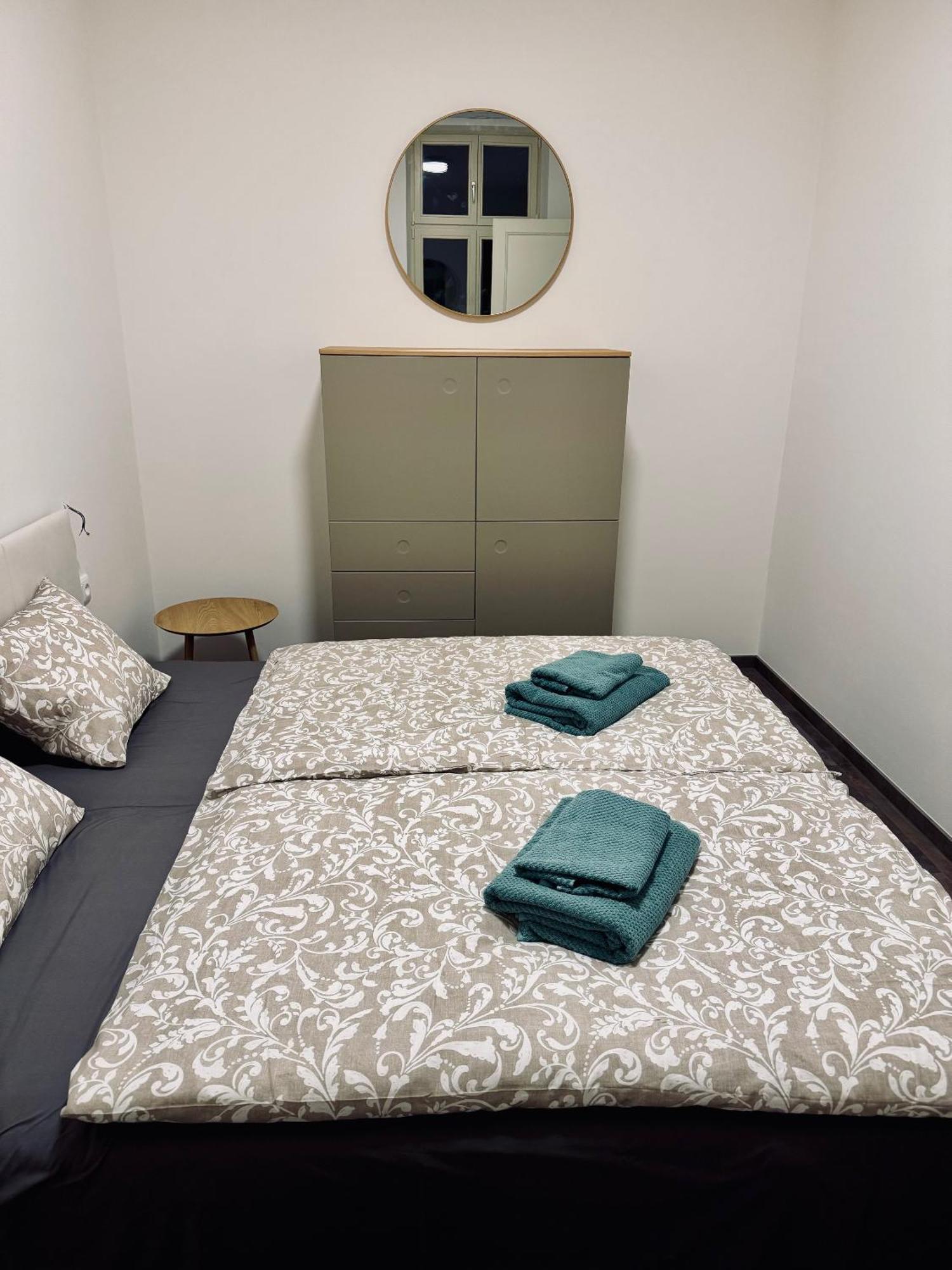 Pearl Bee Deluxe Suites Пльзень Экстерьер фото