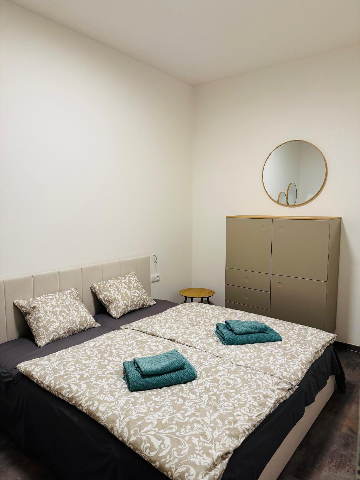 Pearl Bee Deluxe Suites Пльзень Экстерьер фото