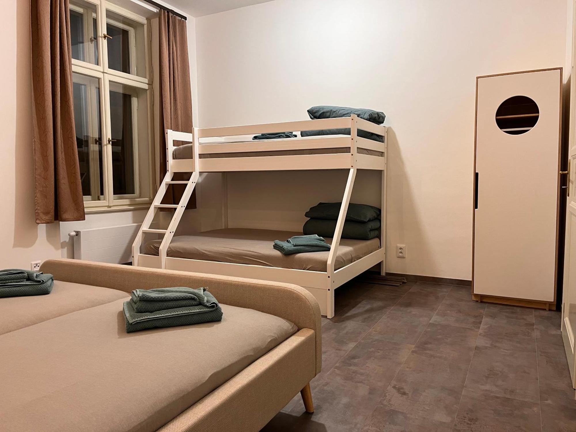Pearl Bee Deluxe Suites Пльзень Экстерьер фото
