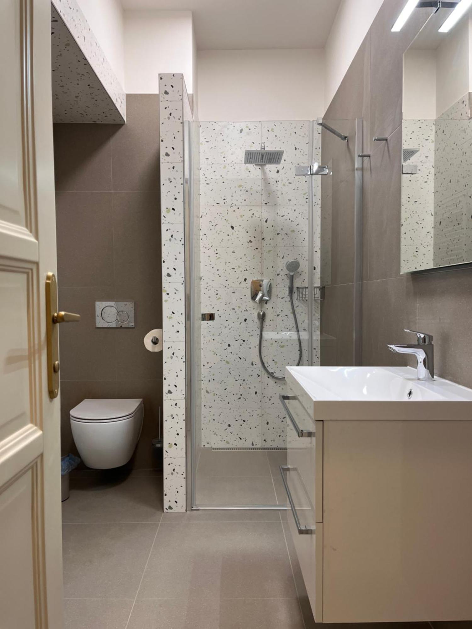 Pearl Bee Deluxe Suites Пльзень Экстерьер фото